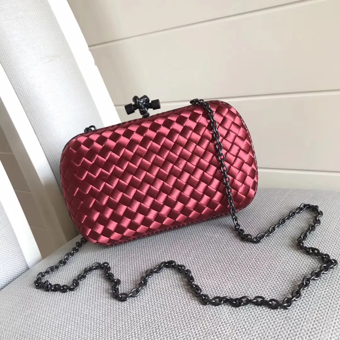 The latest and most popular Knot clutch from the 8651 counter is made of exquisite Japanese silk fabric with snakeskin piping. It looks elegant when worn cross-body or in the hand. It can also be carried by petite girls and can hold 2 iPhone X phones. Size: 20cm*12cm